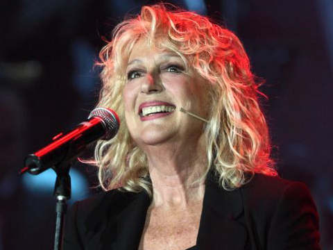 loretta goggi durante un concerto