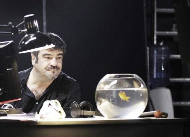 Una scena di Francesco Pannofino con Boris il pesce