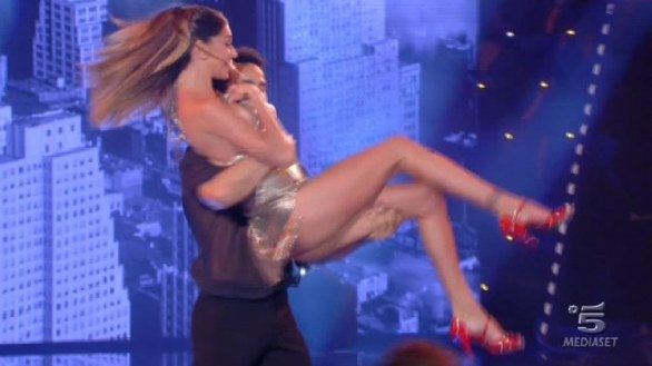 Foto di Belen Rodriguez fuori di seno Belen Rodriguez una guest star di