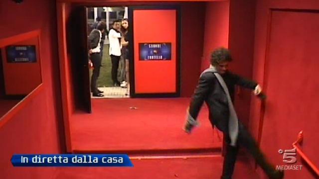 Pietro Titone viene eliminato e tira un calcio