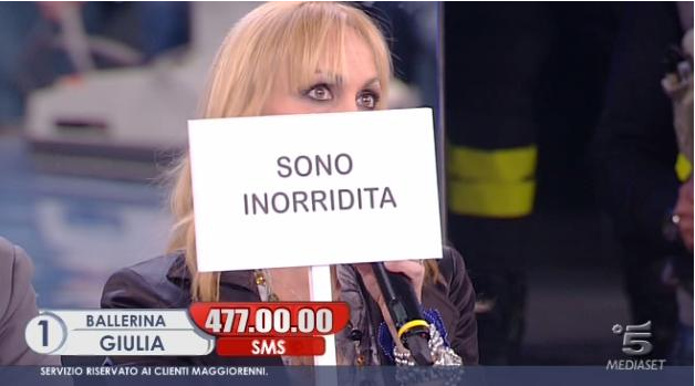 Foto del cartello della maestra Celentano Amici 10