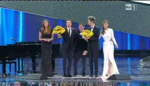 Foto conduttori sul palco di Sanremo 2011