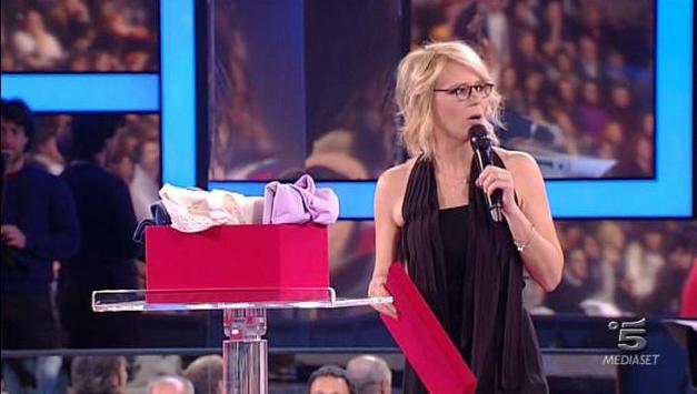 Foto Maria De Filippi con le tute della finale