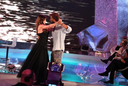 Foto di Alba Parietti e Thyago Alves mentre ballano durante la finale dell'Isola