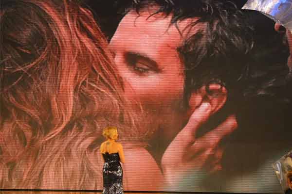 Nina Moric e Laerte Pappalardo si baciano sull'Isola dei Famosi