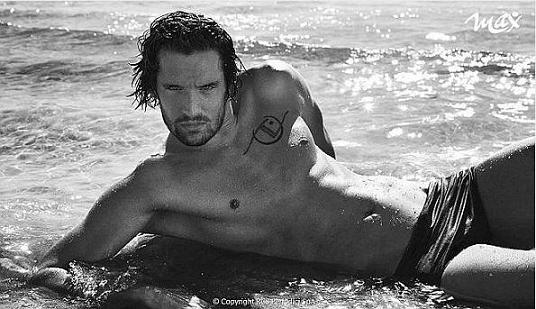 Foto di Leonardo Tumiotto mentre posa per il calendario Max