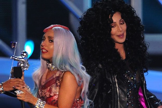 Cher-e-Lady-Gaga-ai-VMAs-del-2010
