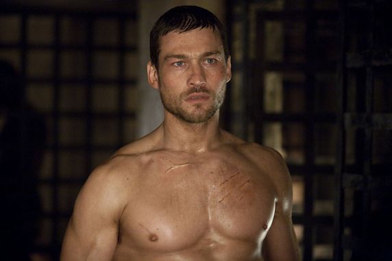 Andy Whitfield in una scena della serie tv Spartacus: sangue e sabbia