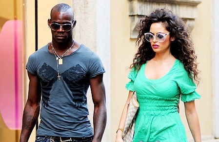 Foto di Raffaella Fico e Mario Balotelli in giro per negozi