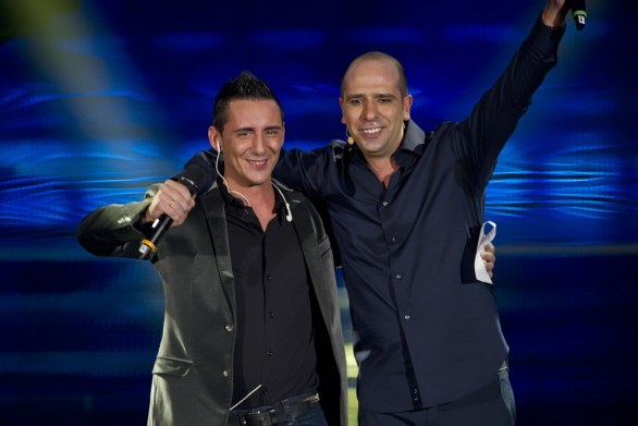 Foto di Checco Zalone insieme a cantante Kekko dei modà nello show del comico