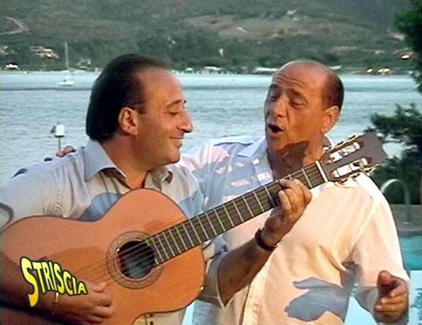 silvio berlusconi con mariano apicella mentre cantano