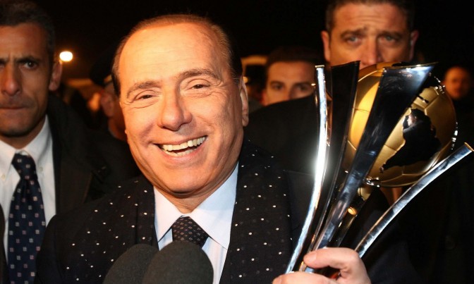 Silvio Berlusconi stringe la coppa vinta da Milan
