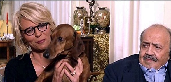 Maurizio Costanzo e Maria De Filippi con il loro cane foto