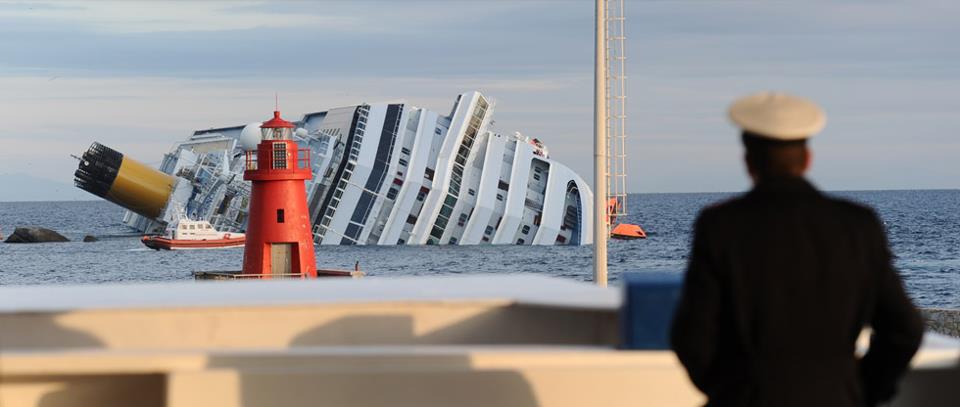 La nave della Costa Concordia in mare foto
