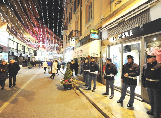 Una foto di Via Giacomo Matteotti a Sanremo con Guardia di Finanza
