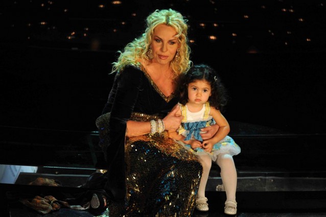 antonella clerici con la figlia sul palco del teatro ariston