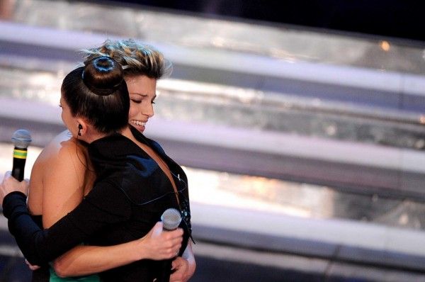 alessandra-amoroso-emma-abbraccio-sanremo