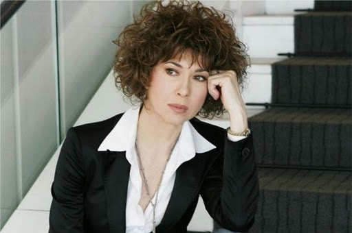 veronica pivetti in posa sul set