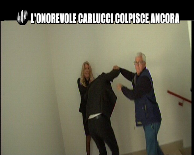 Gabriella Carlucci tira i capelli a Filippo Roma