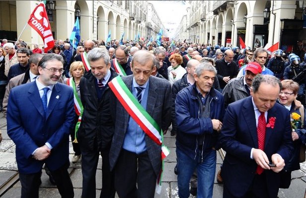 Piero-Fassino-nel-corteo-di-Torino