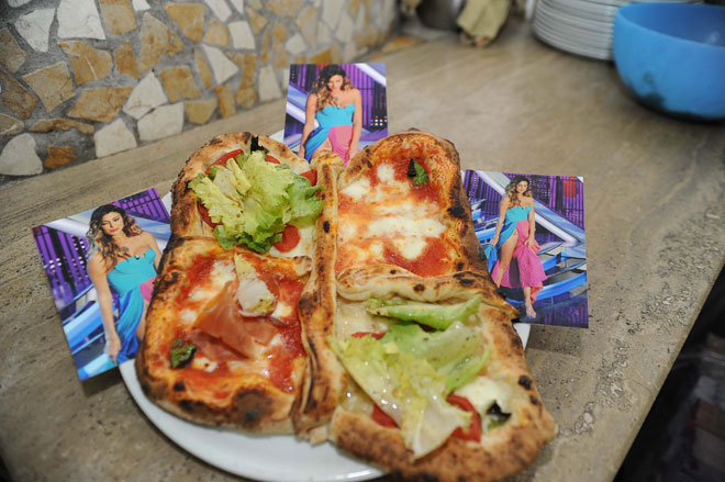 Il papà di Stefano realizza la pizza dedicata alla farfalla di Belen