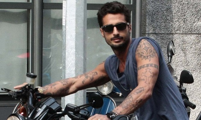 fabrizio corona occhiali da sole moto