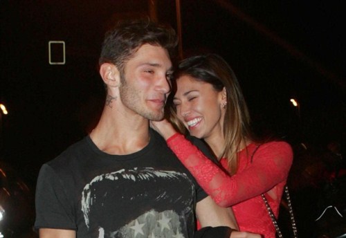 foto belen e stefano ridono