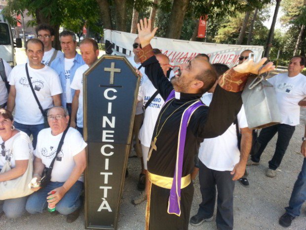 I manifestanti celebrano i funerali di Cinecittà per protesta
