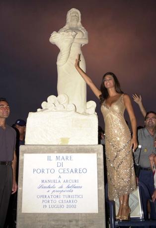 statua manuela arcuri