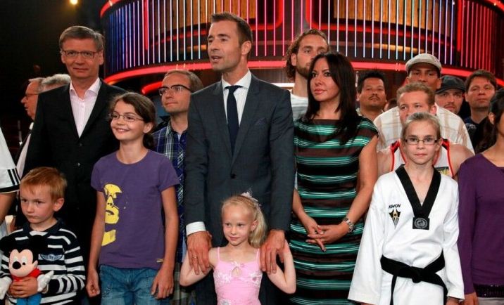 Foto di piccoli contro grandi nuovo show Canale 5