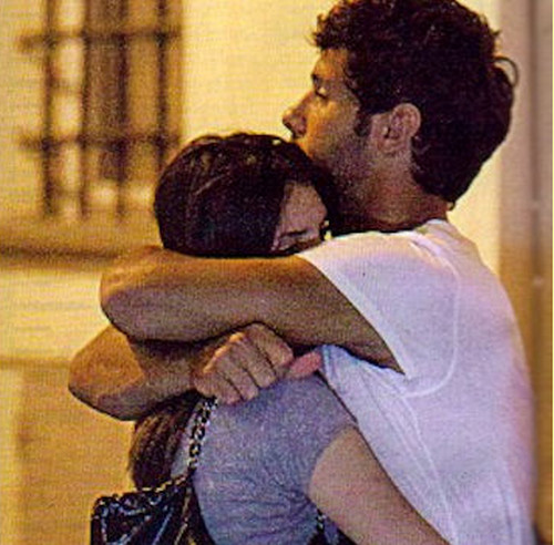 Foto di rudolf mernone e ilenia pastorelli abbracciati