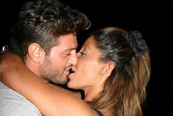 Foto di Guendalina Tavassi e Ciro Torlo che si baciano
