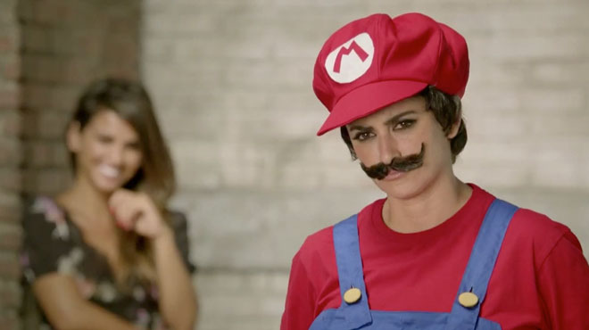 Penelope Cruz interpreta mario Bros in uno spot Nintendo