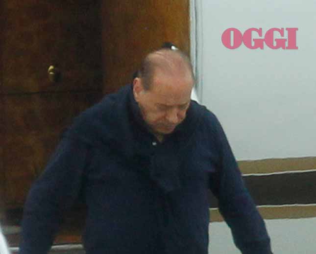 Berlusconi pelato in Sardegna: il Cavaliere è senza capelli