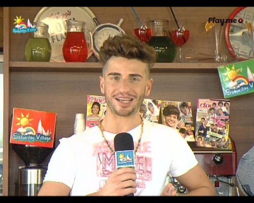 l'ex ragazzo di amici conduce saturday village su playme