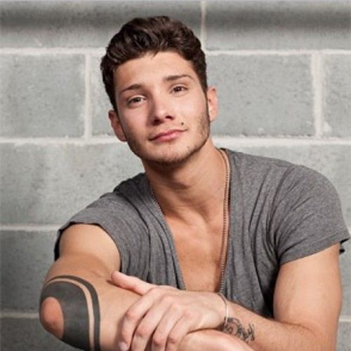 Foto di Stefano De Martino che parla della storia con Belen