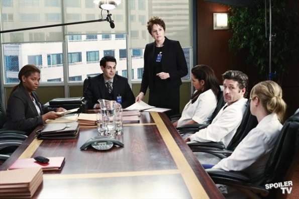 greys-anatomy-9-i-medici-parlano-del-risarcimento-9x06-foto