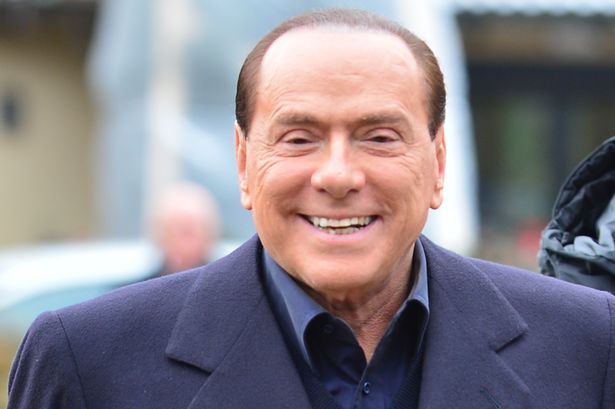 Foto di Silvio Berlusconi che parla di Sanremo 2013