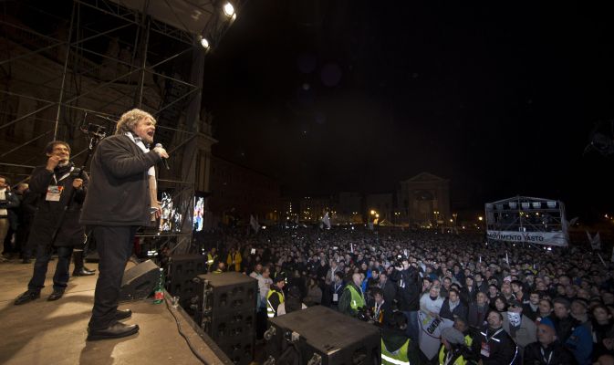 Beppe Grillo tra la folla a San Giovanni