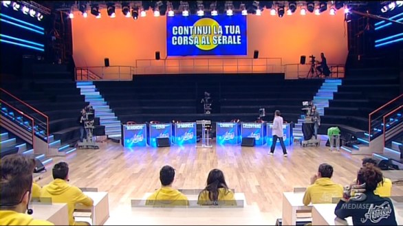 Foto semaforo giallo ad Amici 12