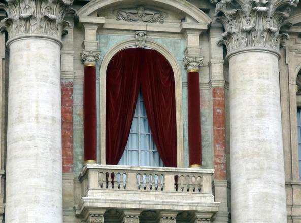foto della loggia delle benedizioni della basilica di san pietro