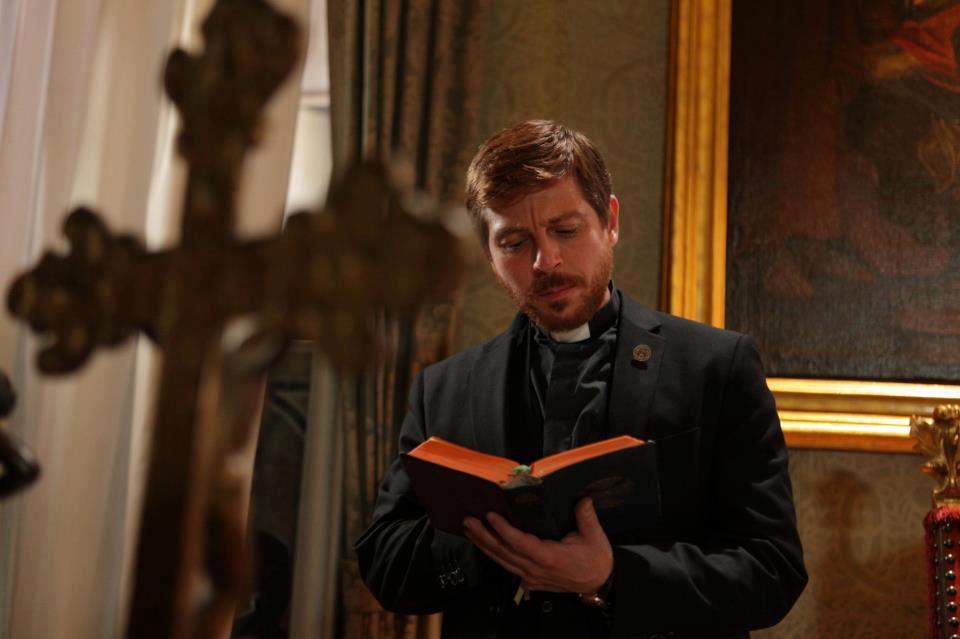 L'attore Claudio Gioè interpreta Padre Gabriel