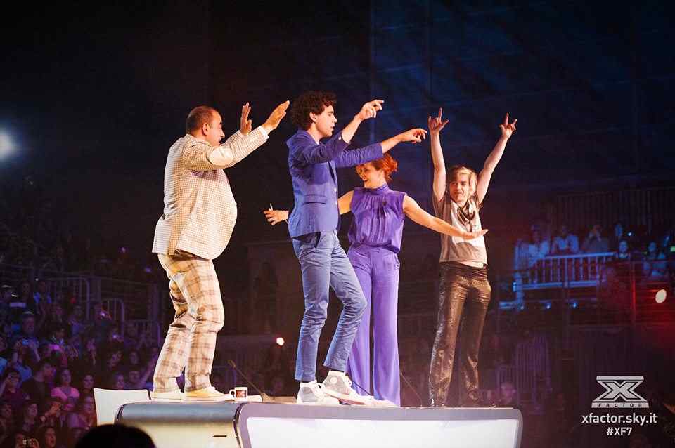 xfactor-7-foto-giudici-in-piedi-napoli