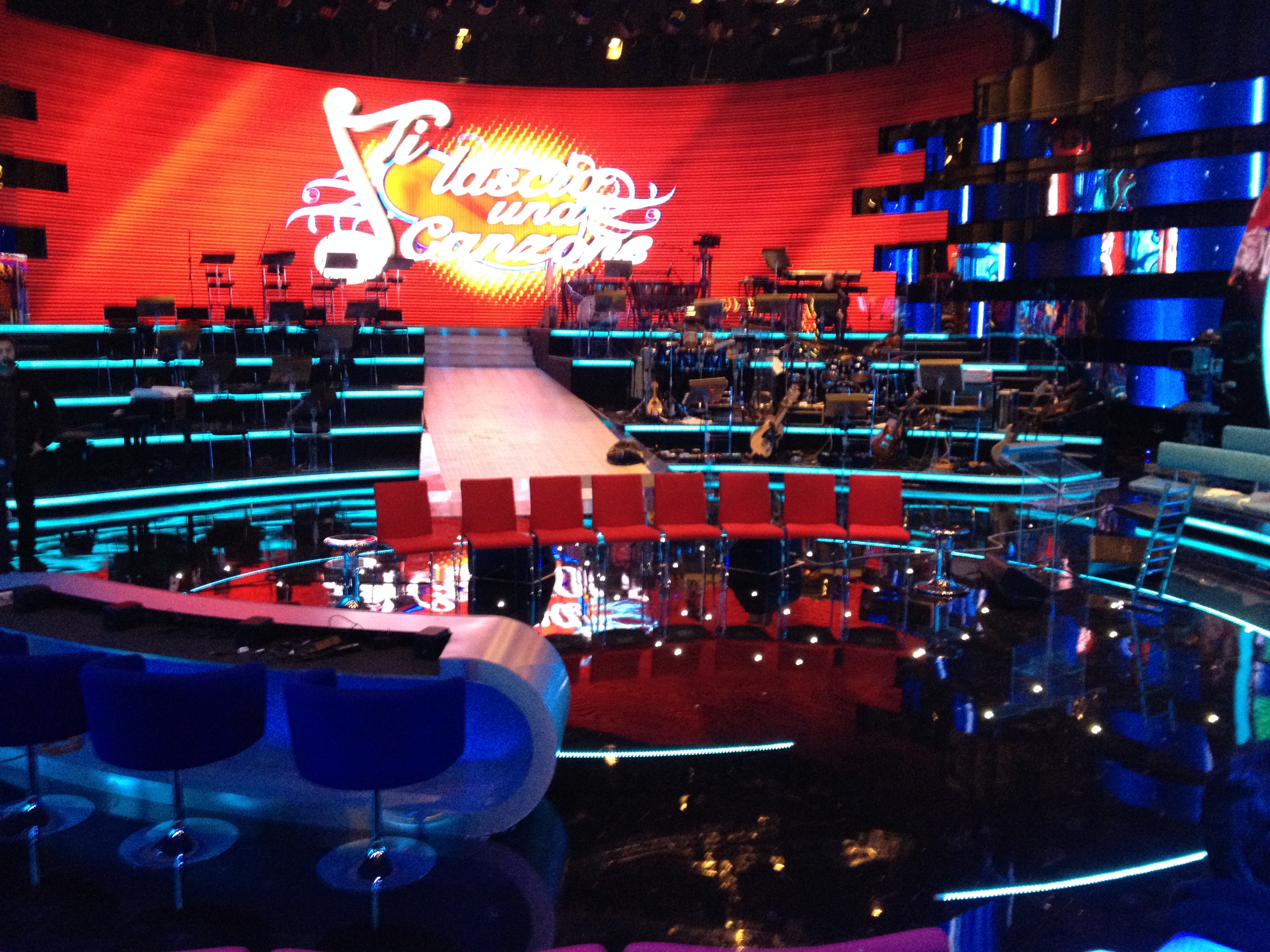 foto dello studio televisivo di ti lascio una canzone7