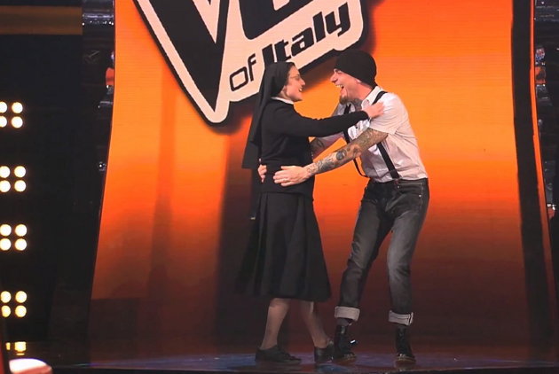 foto di suor cristina e j-ax a the voice 2