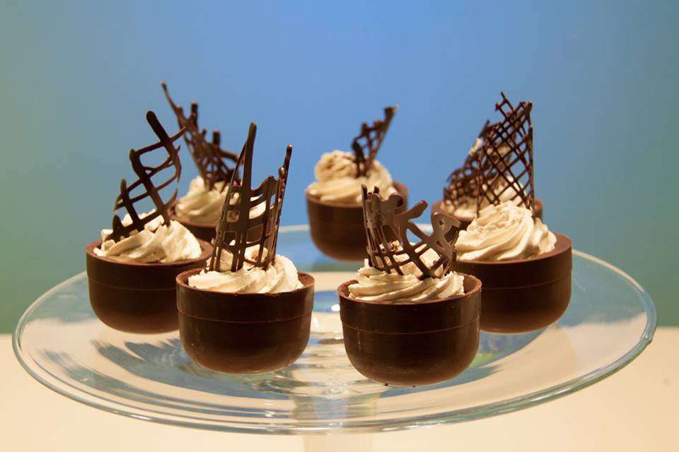 foto tazzine di cioccolato e panna
