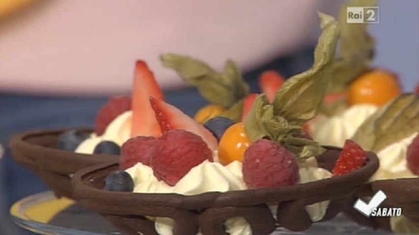 foto cestini di cioccolato con crema diplomatica e frutta