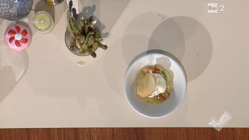 foto uovo ripieno e asparagi