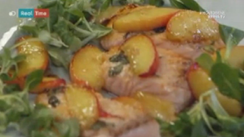 foto insalata di salmone e pesche