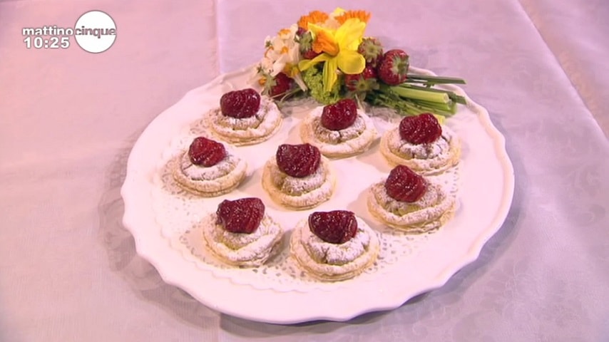 foto sfoglia con crema di mandorle e fragole